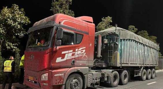 爆料卡车夫妻视频大全集,揭秘货车夫妻的温馨日常  第2张